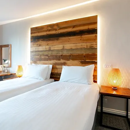 Cedar Court 4*
