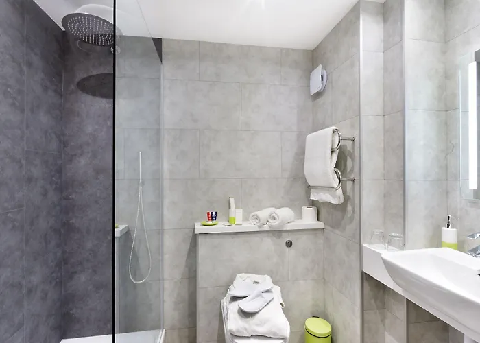 Cedar Court מלון 4*