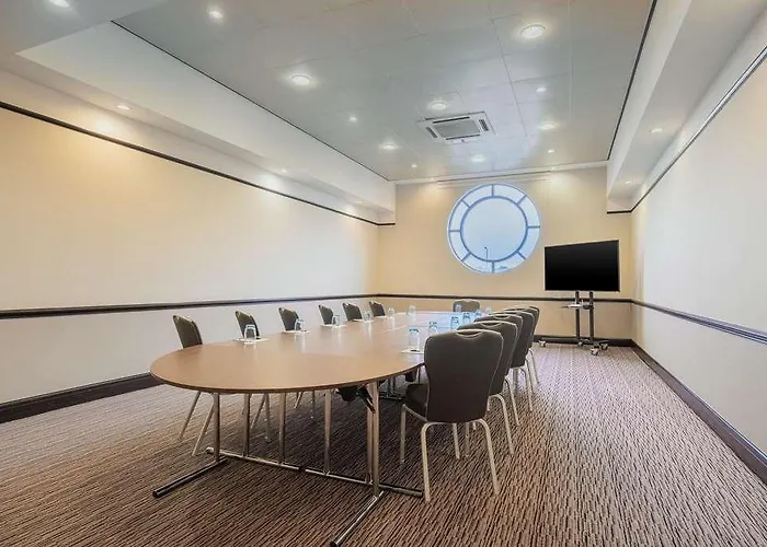 Cedar Court בראדפורד