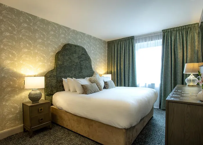 Cedar Court מלון 4*