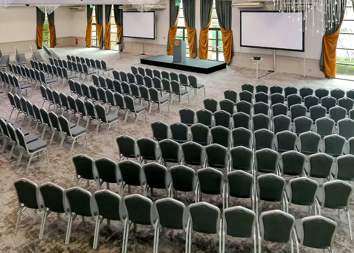 מלון Cedar Court 4*