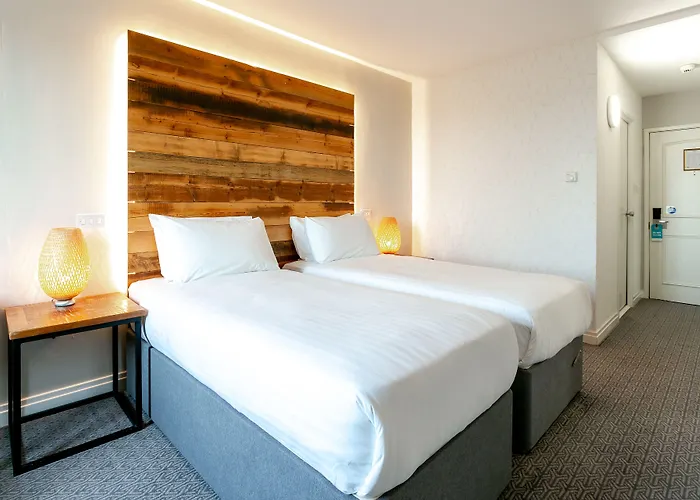 Hotel Cedar Court 4*