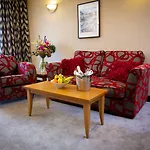 فندق Cedar Court 4*