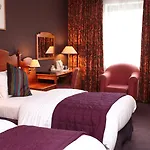 فندق Cedar Court 4*