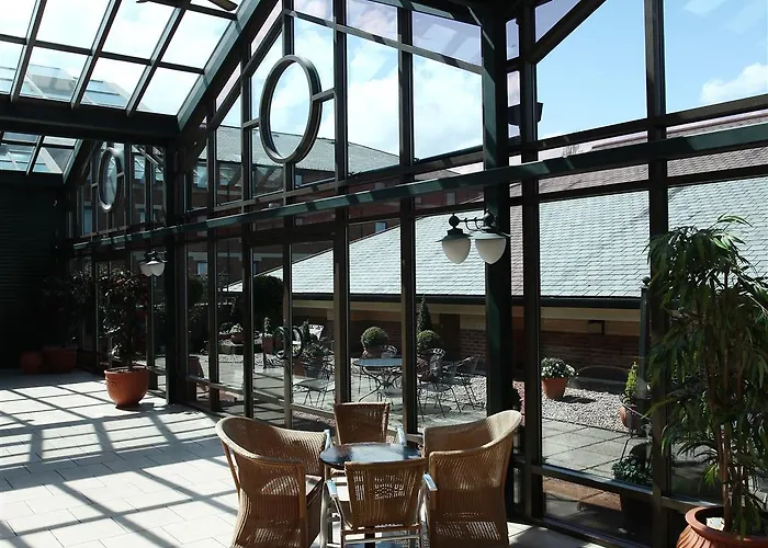 Cedar Court 酒店 4*